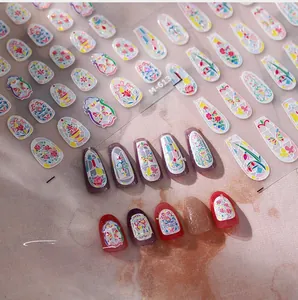 Détail macro des stickers ongles M-613 avec motifs vitrail floral sur fond de pierre