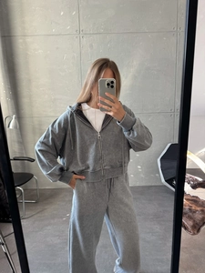 Détail de l'ensemble sweat gris foncé délavé montrant le zip et le débardeur blanc côtelé