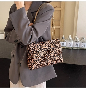 Detailed view of fashionable leopard print tote bag with stylish golden chain strap