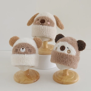 Detail der Stickerei von Hunde Panda und Koala Plüsch Wintermützen auf Holzständern