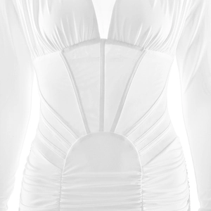 Détail de la robe blanche à col en V avec poitrine plissée et taille corsetée structurée