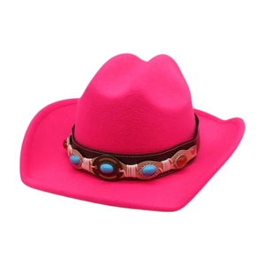 Chapeau de cowboy en feutre rose vif avec bandeau turquoise et décorations ethniques