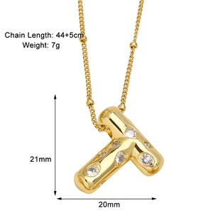 Détail du pendentif lettre T doré serti de zircons, longueur de chaîne 44+5cm