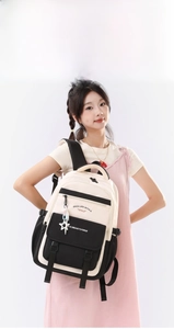 Sac à dos de voyage étanche en vue latérale avec pendentif étoile et texte motivant