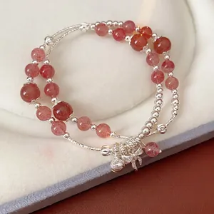 Bracciale a doppio strato in quarzo fragola con ciondoli a campana e fiocco in argento
