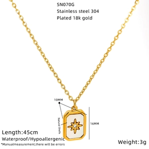 Détail d'un collier avec pendentif étoile octogonale doré et incrustation de nacre