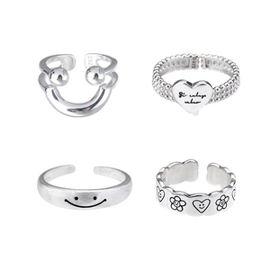 Vierteiliges Set minimalistischer 925er Silberringe mit Herz- und Smiley-Mustern
