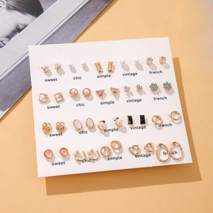 Set aus 20 Paaren minimalistischer goldener Ohrstecker mit Perlen und Zirkon auf Karte