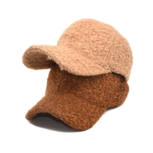 Gros plan de casquettes de baseball en polaire épaisse en beige et café pour l'hiver