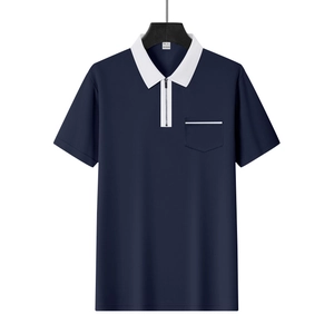 Detail eines dunkelblauen Poloshirts mit weißem Kontrastkragen, Reißverschluss und Tasche