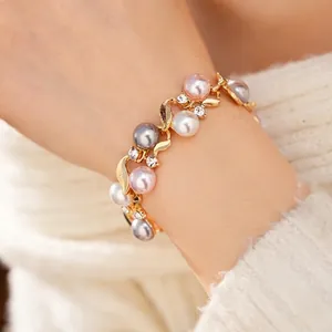 Bracelet vintage avec perles multicolores et feuilles de cristal au poignet féminin
