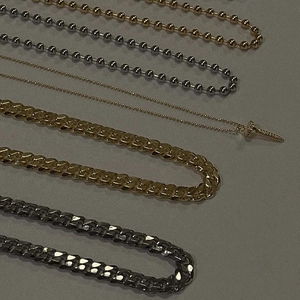 Chaînes minimalistes en acier titane plaqué or 18k et argent avec pendentif à vis
