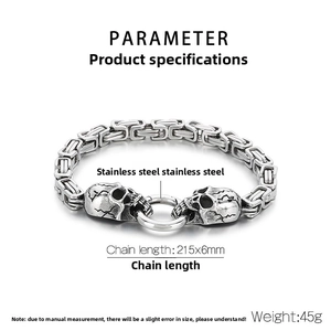 Dettaglio del bracciale punk teschio in acciaio inox con misure 215x6 mm e peso di 45 g