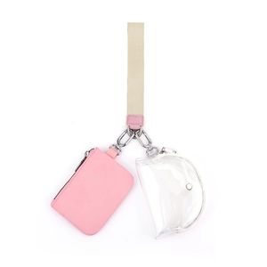 Dettaglio della pochette rosa e portamonete in PVC su cinturino da polso intrecciato