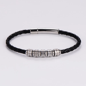 Detalle de pulsera de cuero trenzado para hombre con cuentas metálicas y cierre de plata