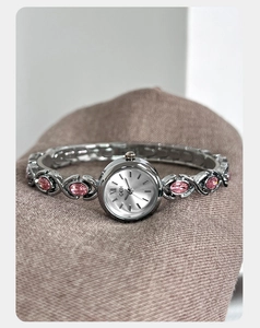 Détail de la montre GEDI à quartz avec bracelet argenté, chiffres romains et pierres roses