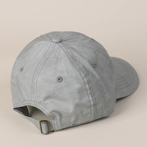 Détail arrière d'une casquette de baseball en sergé gris avec boucle métallique réglable