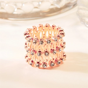 Makro-Detail des roségoldenen Teleskoprings mit funkelndem Kristall-Pavé-Wellenmuster