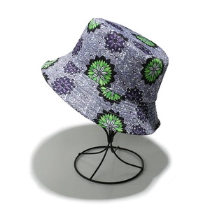 Dettaglio del cappello da sole con stampa mandala viola su supporto in metallo nero