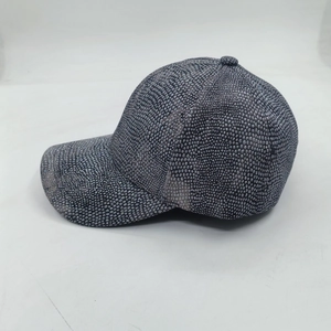Cappellino da baseball unisex grigio con texture scintillante visto dal profilo laterale