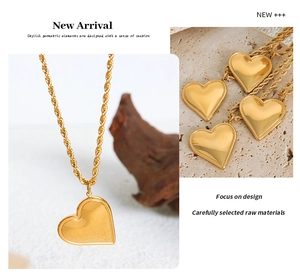 Detailansicht der goldenen Herz-Halskette mit gedrehter Kette und modernem Design