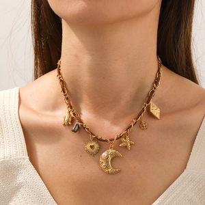 Collana boho con catena dorata, cordino intrecciato e ciondoli a luna e stella