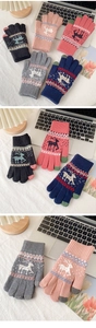 Detail van gebreide winterhandschoenen met rendierjacquard en touchscreen-vingertoppen