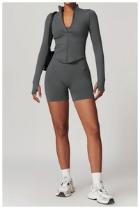 Ensemble sport sans couture gris foncé avec short taille haute et veste zippée