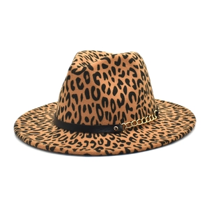 Détail du chapeau fedora léopard en laine avec bande en cuir et chaîne dorée