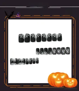 Detail von Halloween-Nägeln zum Aufkleben in Mattschwarz mit Spinnennetz und violetten Steinen