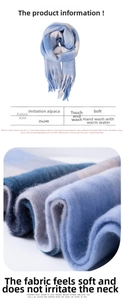 Détail macro d'une écharpe à carreaux bleus et blancs avec texture douce type alpaga