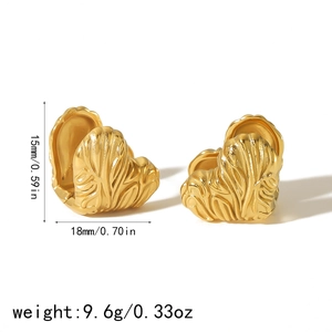 Boucles d'oreilles créoles cœur texturées plaquées or 18k avec dimensions et poids