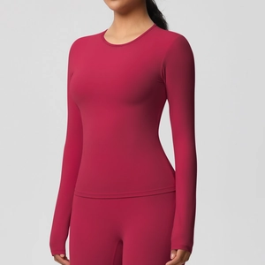Détail du haut de yoga magenta à manches longues en tissu élastique et respirant