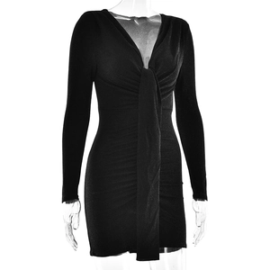 Détail du col en V noué sur cette élégante robe noire à manches longues et coupe ajustée