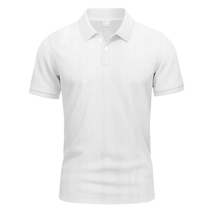 Gros plan détaillé du polo blanc respirant en polyester avec une texture gaufrée subtile
