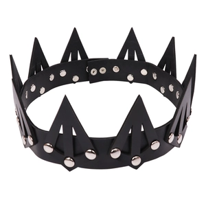 Gothic punk μαύρο δερμάτινο στέμμα με ασημένια μεταλλικά καρφιά σε λευκό φόντο