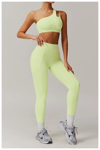 Détail de la brassière de sport asymétrique vert fluo et du legging taille haute à poche