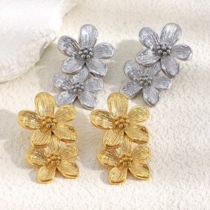 Vintage layered flower stud earrings in 18K gold and silver plated stainless steel