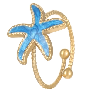 Dettaglio dell'anello a stella marina blu con fascia dorata intrecciata e smalto