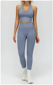 Détail de la brassière de sport dos nageur et du legging taille haute bleu gris
