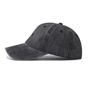Vue latérale d'une casquette en coton noir délavé avec lettres HELLO brodées et œillets d'aération