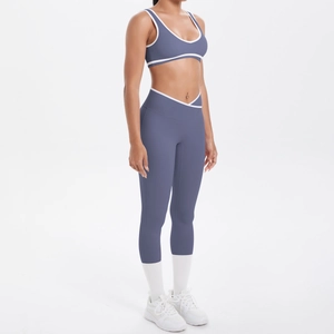 Detail der Cross-V-Yogahose und des blauen Sport-BHs mit weißen Kontrastpaspeln