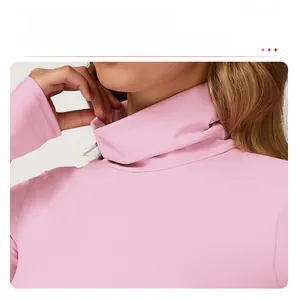 Nahaufnahme des rosa Yoga-Shirts mit vielseitig anpassbarem hohem Rundhalsausschnitt