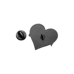 Pin's en émail cœur rose avec support en métal noir et fermoir en caoutchouc