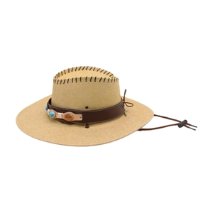 Détail du chapeau de cowboy en paille avec bande en cuir turquoise et mentonnière