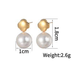 Detail view of 18K gold plated clover stud earrings with pearls and 1.8cm size mark
