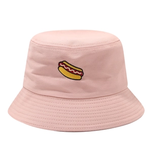 Ροζ βαμβακερό καπέλο bucket με κέντημα hot dog σε καθαρό λευκό φόντο για γυναίκες