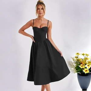 Robe midi bustier noire élégante à bretelles spaghetti et jupe plissée pour l'été