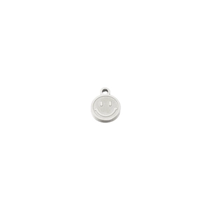 Detail van een zilveren roestvrijstalen smileybedeltje met matte afwerking voor DIY sieraden