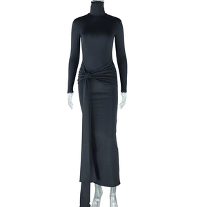 Détail du nœud à la taille et des plis sur la robe midi noire à manches longues